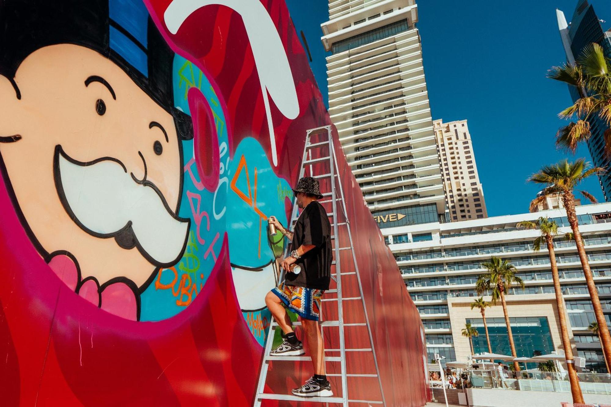 Five Luxe Dubai Exterior foto Artist working on a mural at the MGM Grand