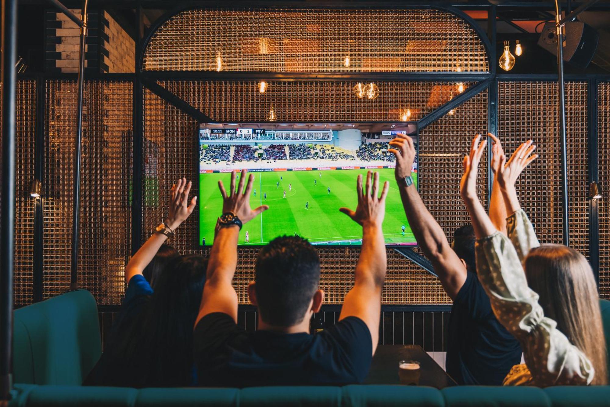 Five Luxe Dubai Exterior foto Watching a game on television