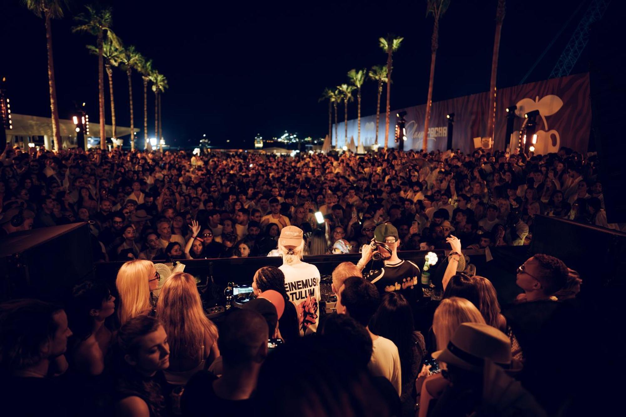 Five Luxe Dubai Exterior foto The crowd at the 2014 edition of the festival