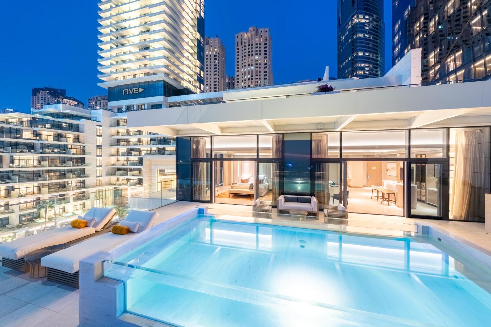 Five Luxe Dubai Exterior foto The swimming pool at the hotel