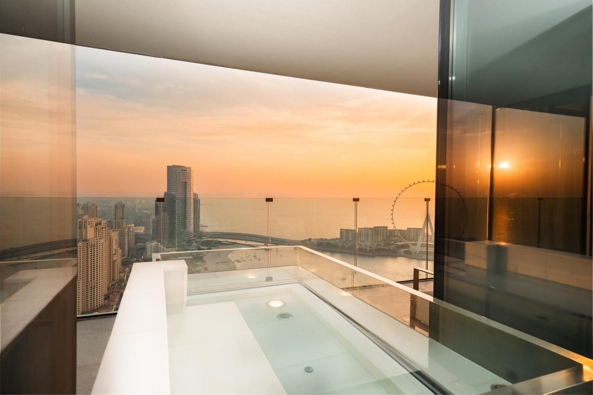Five Luxe Dubai Exterior foto The view from the bathroom of a suite at the Marina Bay Sands