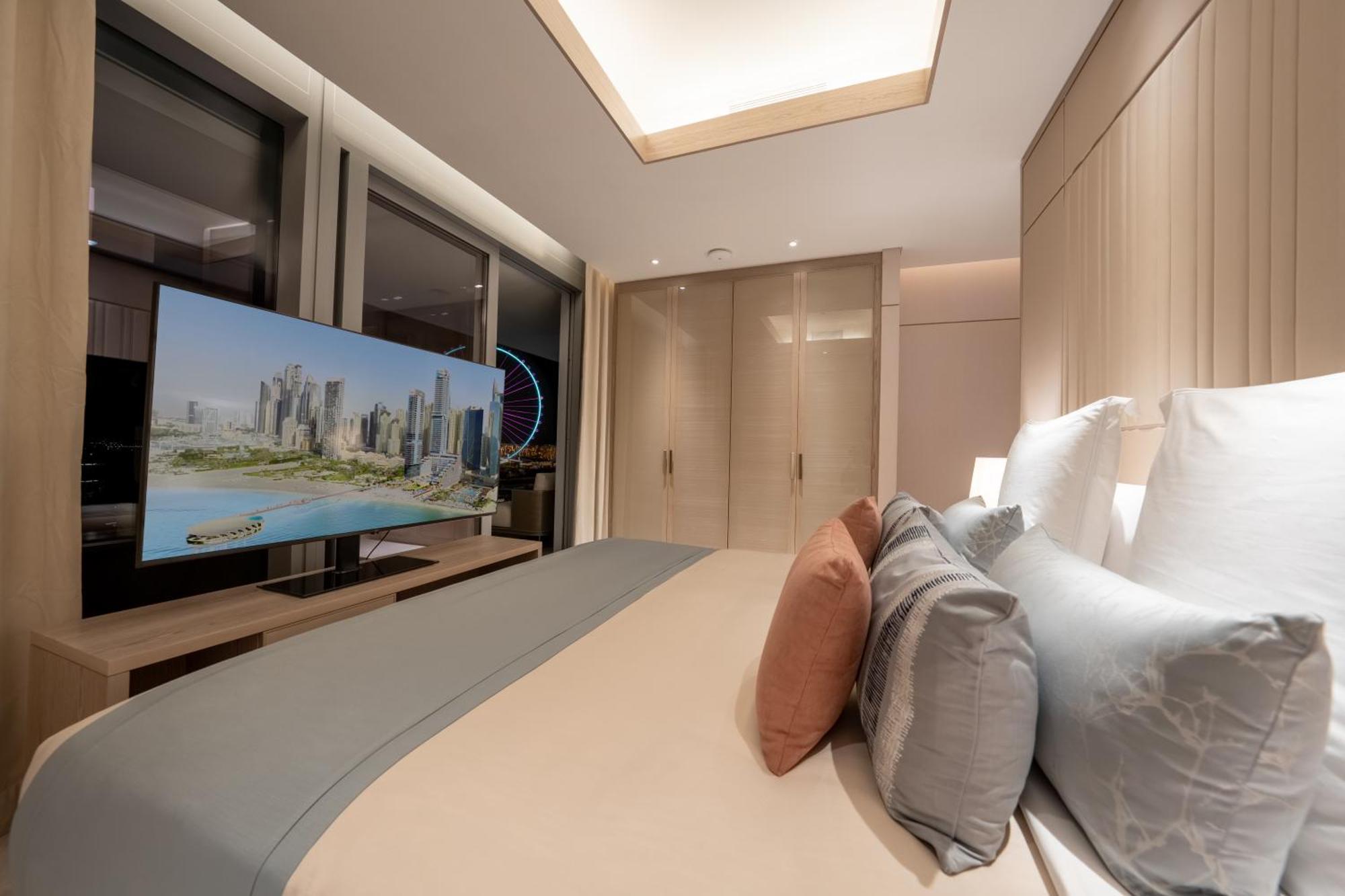 Five Luxe Dubai Exterior foto A bedroom in the Ritz-Carlton, DIFC