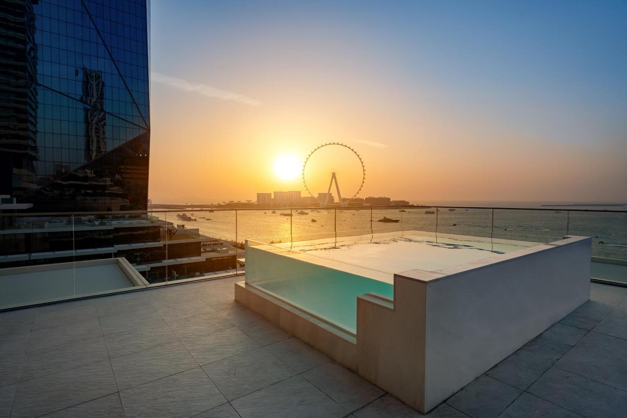 Five Luxe Dubai Exterior foto View of the Dubai Eye from the Address Sky Pool
