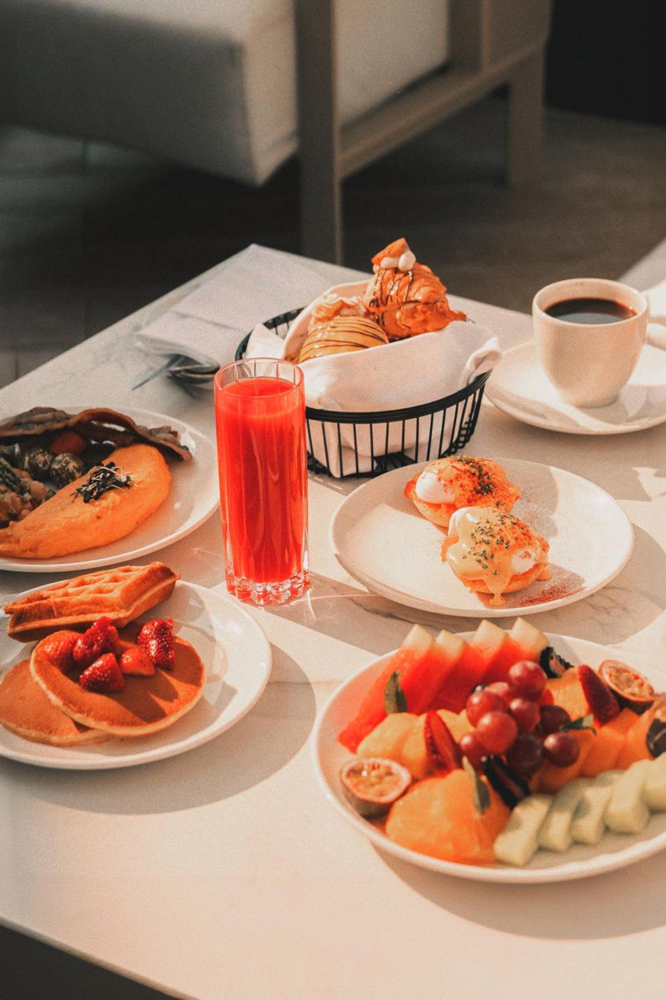Five Luxe Dubai Exterior foto A typical breakfast